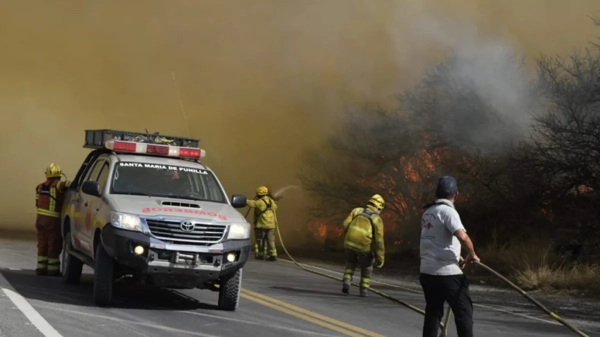 Combate del fuego en Capilla del Monte: evacuados y dos casas quemadas