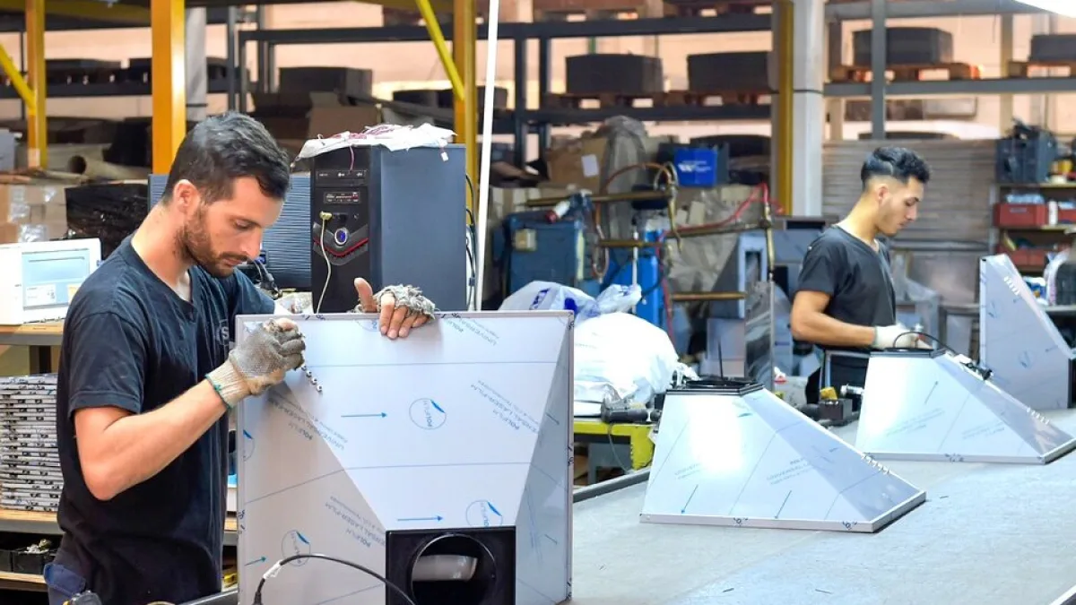 La producción de la industria pyme volvió a caer en agosto