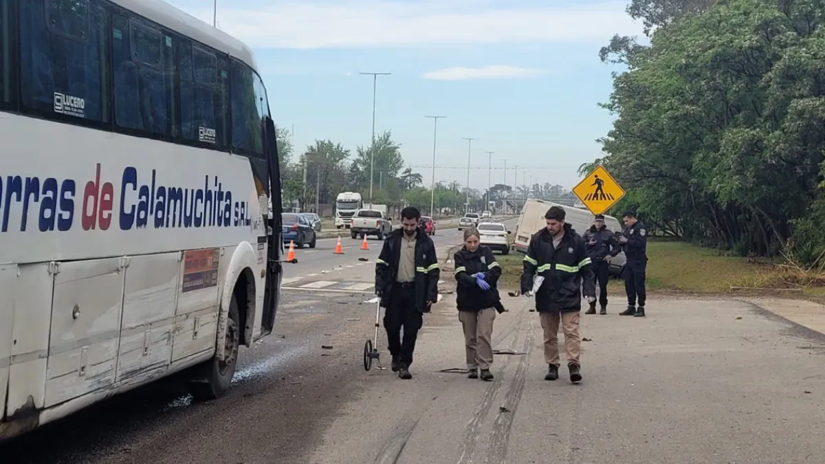Un joven murió tras el impacto de una camioneta mientras esperaba el colectivo