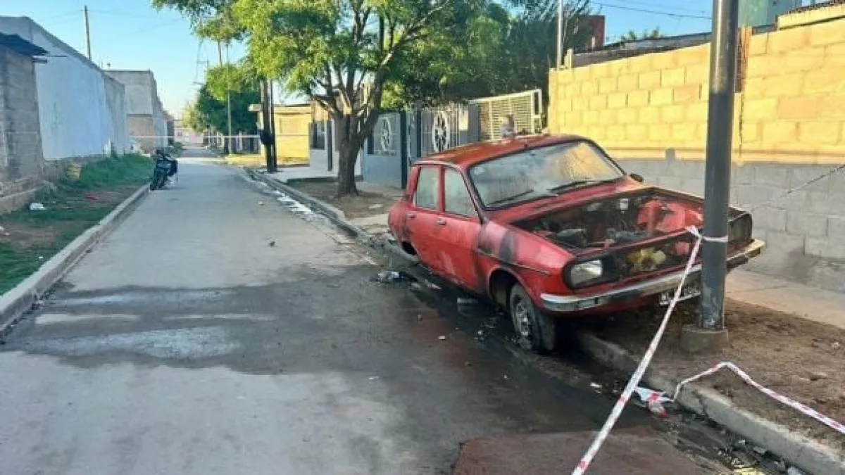 Una mujer murió de dos disparos en la vereda de su casa