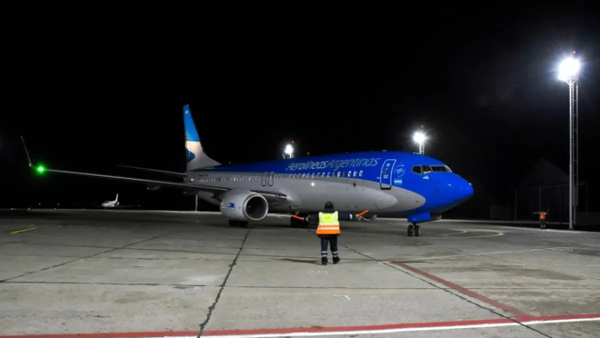 Aerolíneas Argentinas comenzó a operar sus vuelos nocturnos a precios reducidos