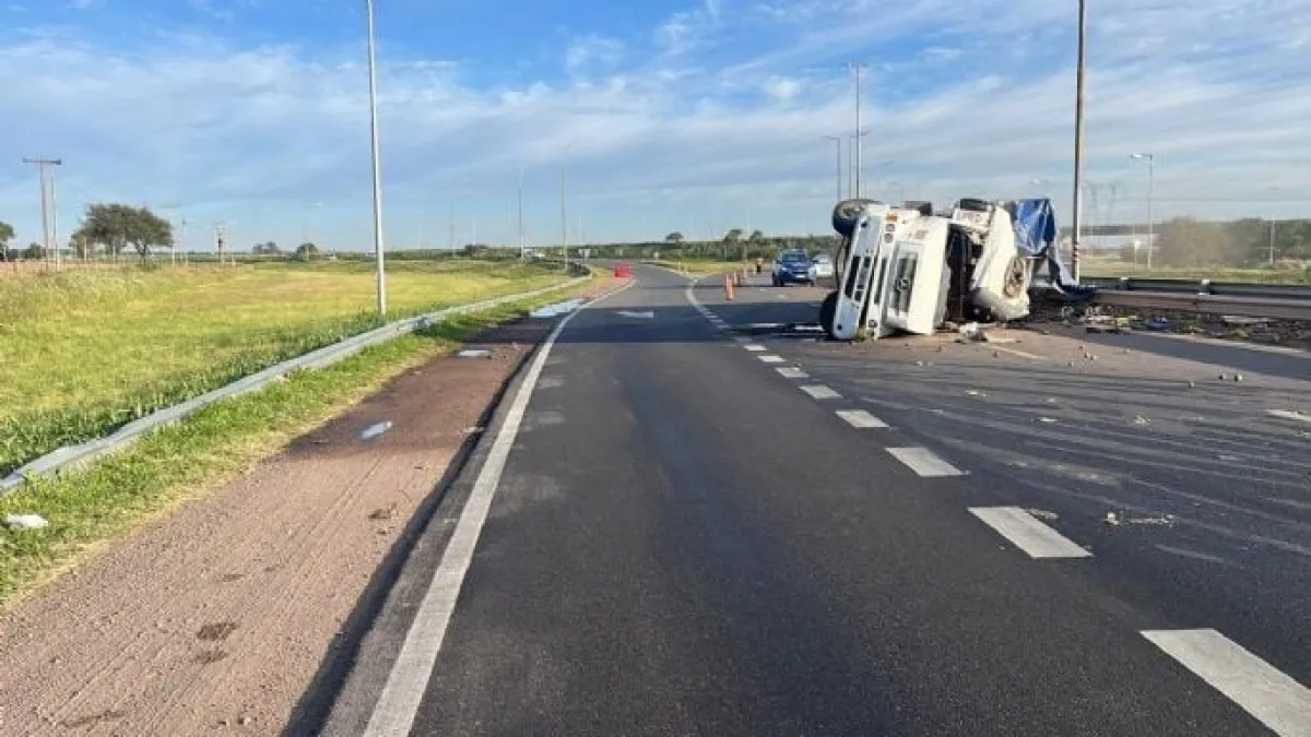 Un camión cargado de papas volcó en el empalme de la RN9 y RN60