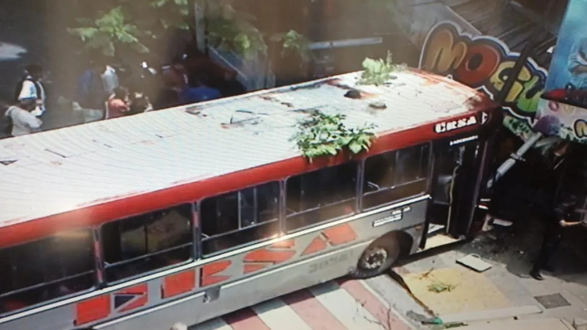 Un colectivo chocó contra un semáforo en el centro de Córdoba: hay dos heridos