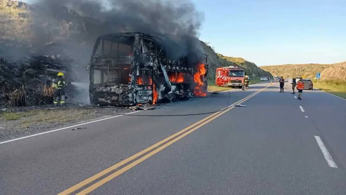 Se incendió un colectivo con 36 pasajeros en el Camino de las Altas Cumbres