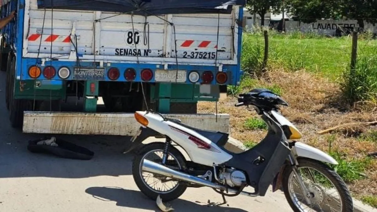 Un motociclista perdió la vida tras impactar con el acoplado de un camión