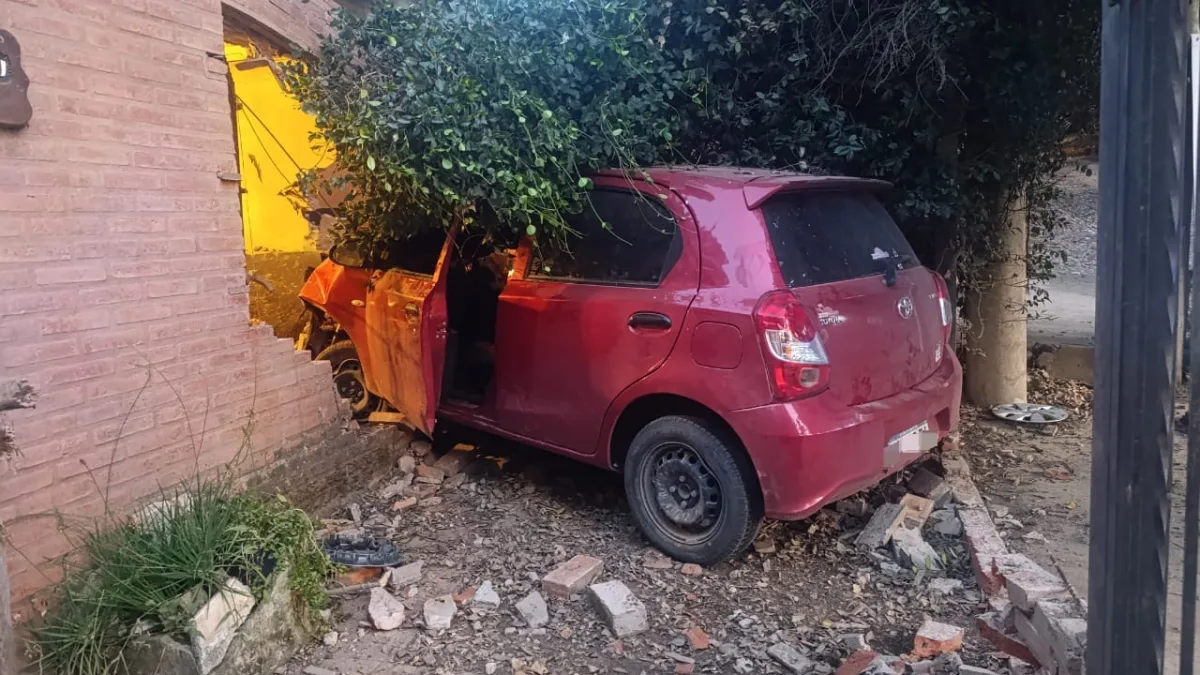 Un joven perdió el control de su vehículo y terminó incrustado en una vivienda