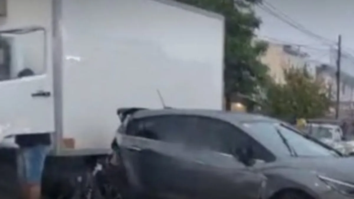 Un accidente vial entre un auto y un camión ocasionó demoras en el tránsito