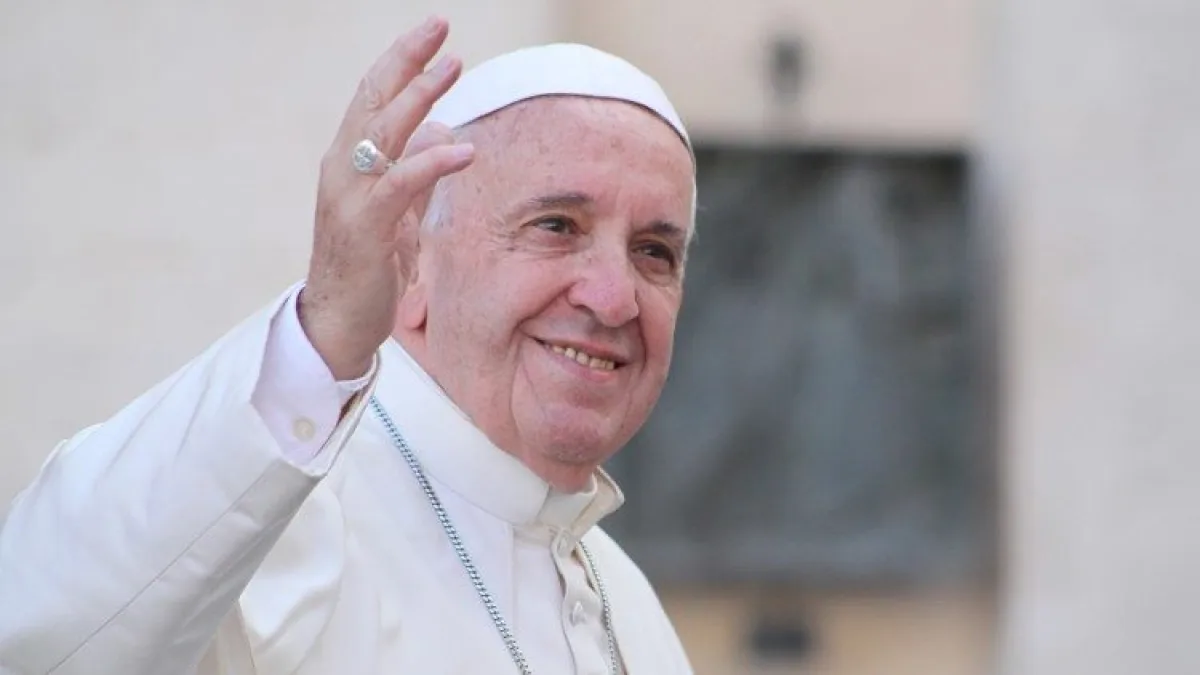 El papa Francisco presenta mejoras en su salud, pero continúa internado
