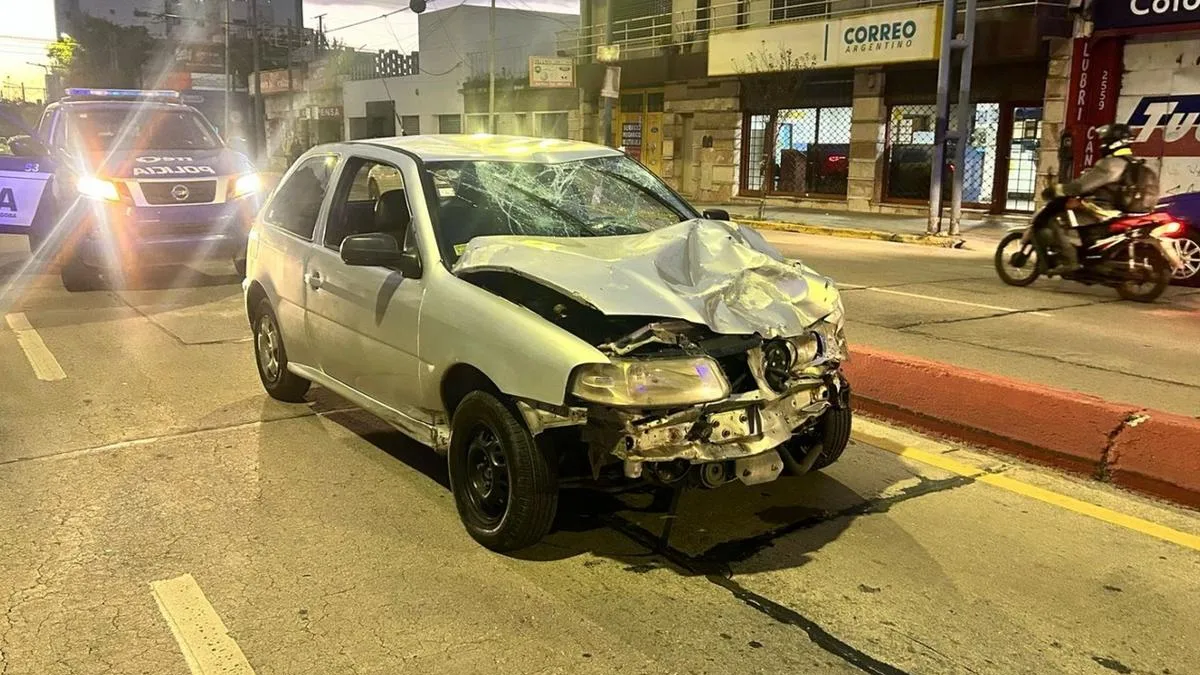 Un joven chocó una moto y huyó: su padre lo entregó a la policía