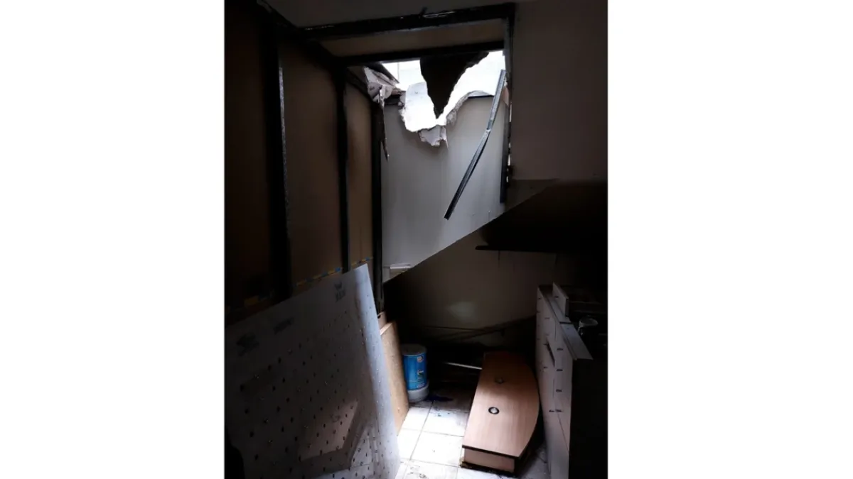 Cedió el piso de un local y una empleada cayó al subsuelo