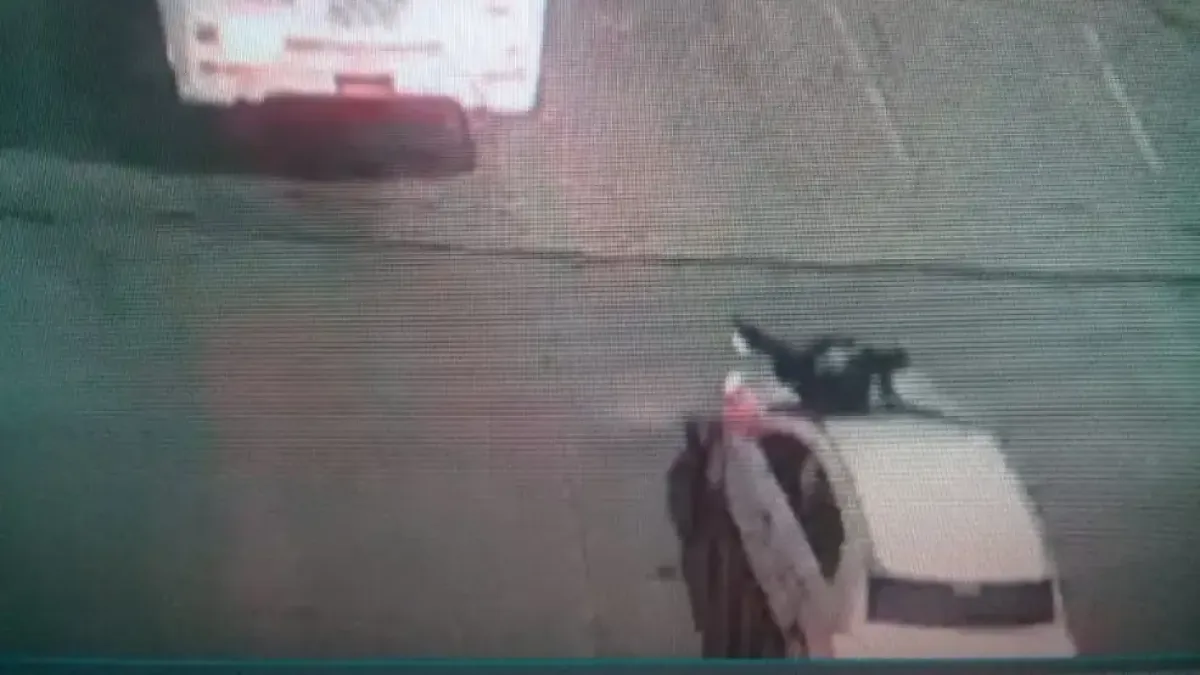 Arrastró en el capot a un policía por varias cuadras