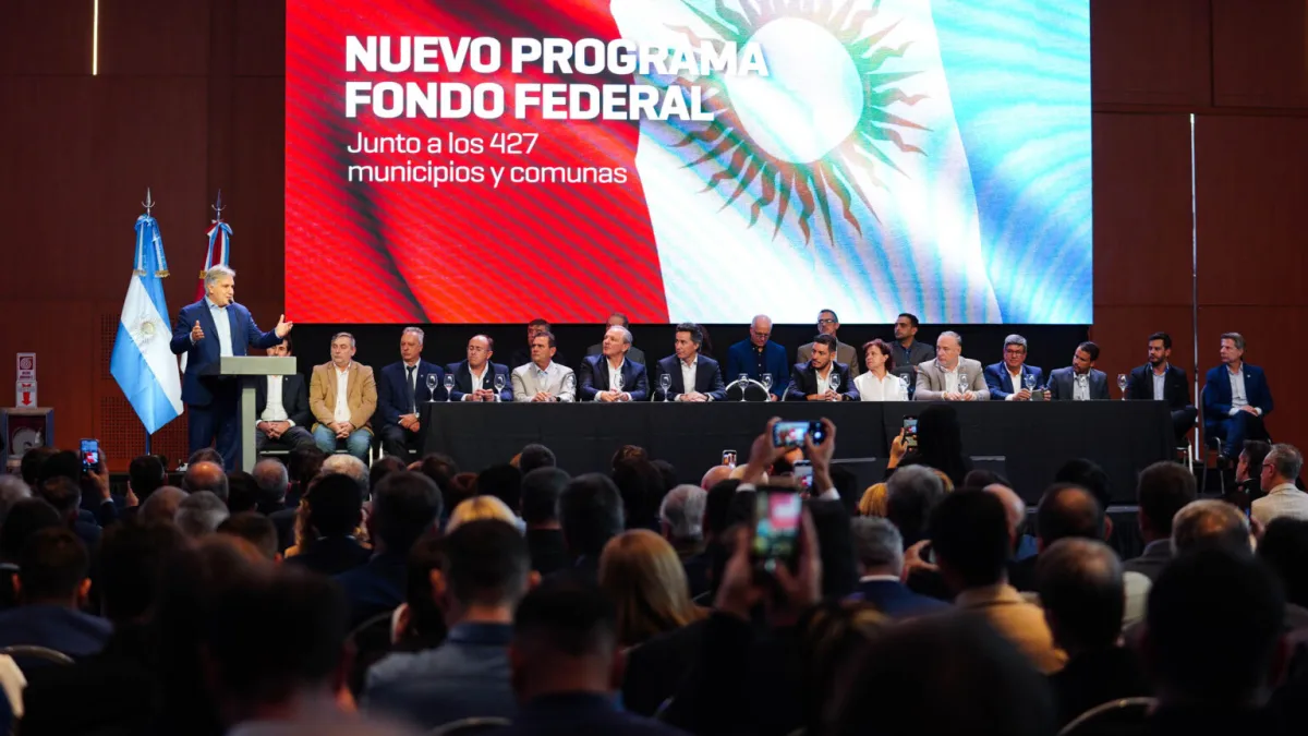 Llaryora firmó el Fondo Federal Cordobés, acompañado por intendentes y jefes comunales