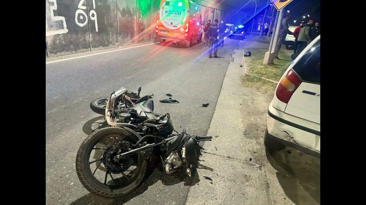 Un motociclista embistió a 13 personas de una empresa de logística