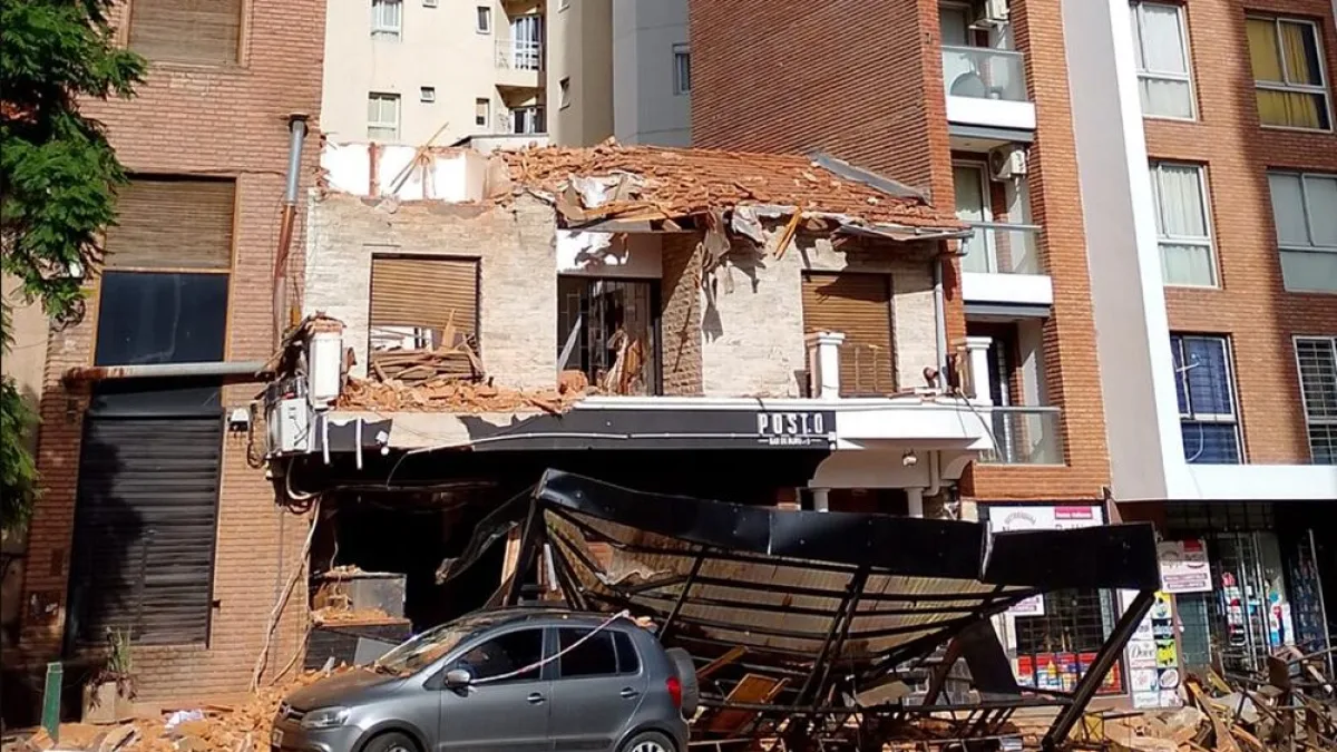 Derrumbe fatal: cortan el tránsito en ambas manos de bulevar San Juan