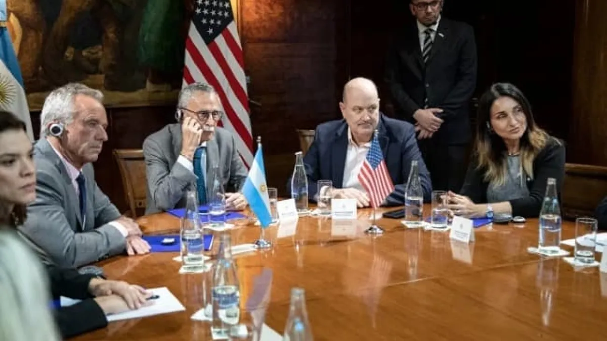 El Gobierno anunció una reforma sanitaria y la salida de la OMS