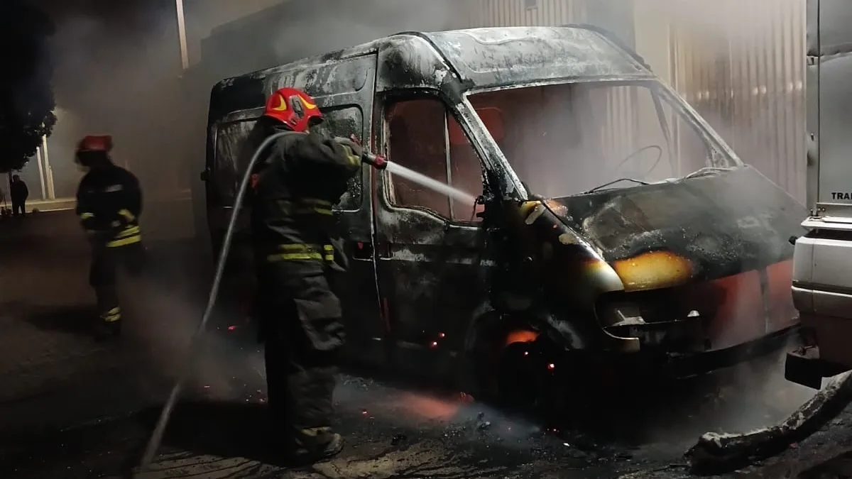 Un vehículo se incendió en la puerta de un depósito en Córdoba