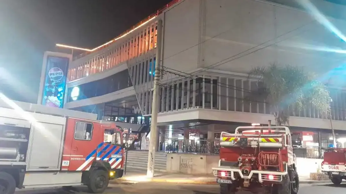 Bomberos controlaron un incendio en un shopping de Carlos Paz