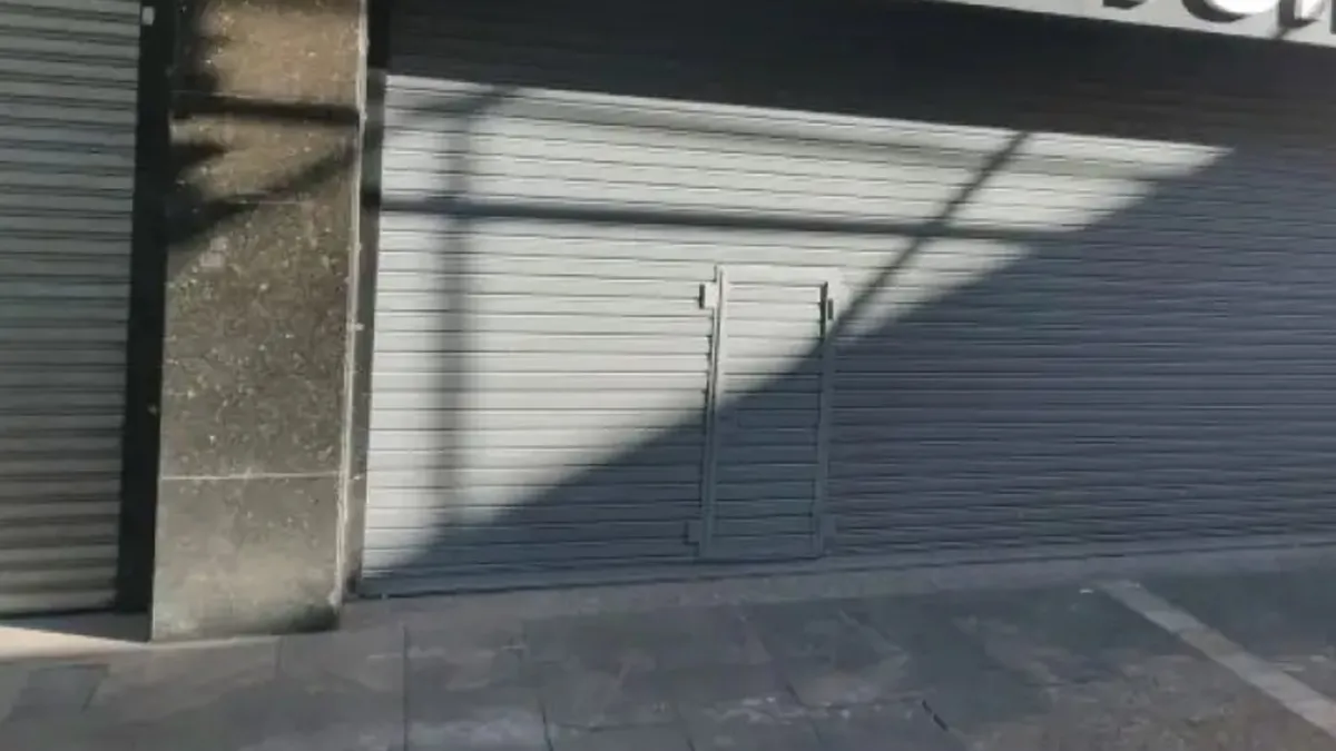 La despidieron del trabajo, se negó a irse y la dejaron encerrada