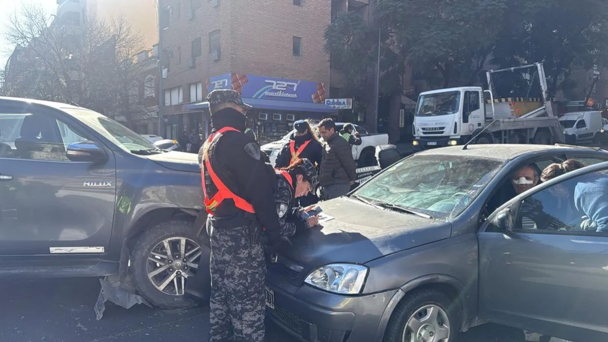 Impactante choque entre un auto y una camioneta en Avenida Pueyrredón