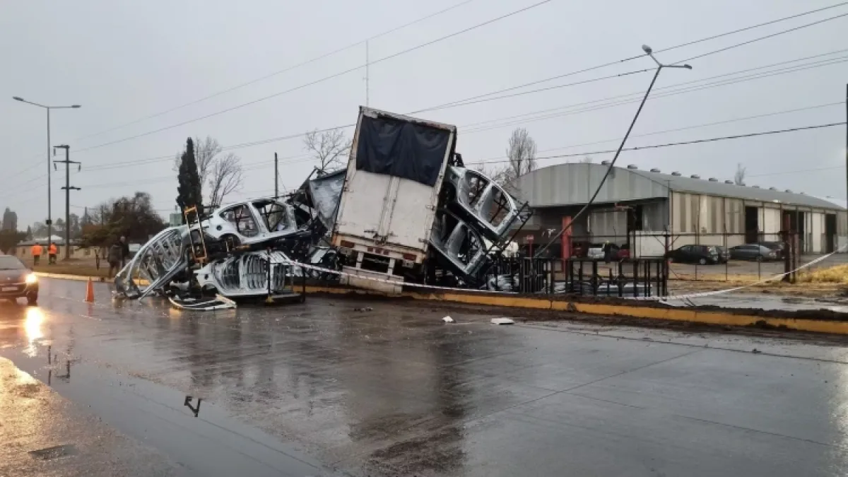 Choque, despiste y un camión volcado bajo la lluvia