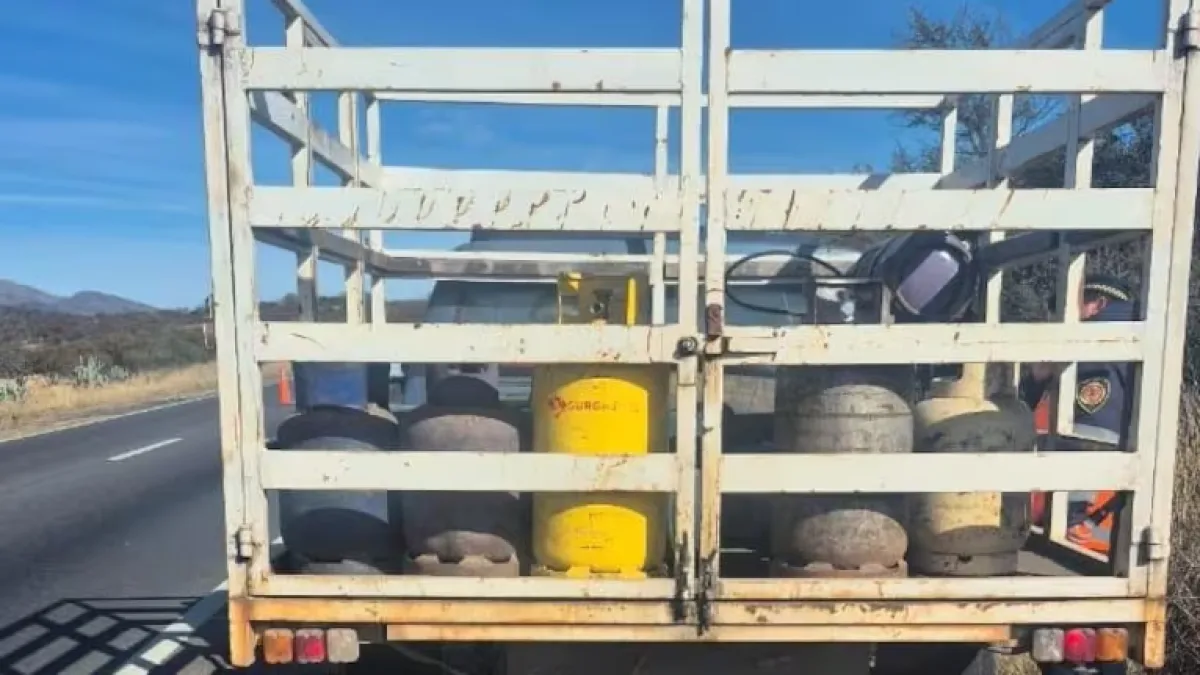 Detuvieron a un joven que usaba garrafas como combustible para su camioneta