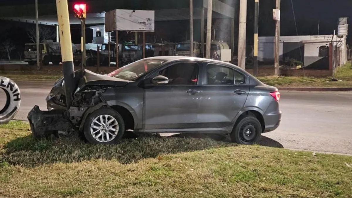Escapaban de un control policial y se estrellaron contra un semáforo