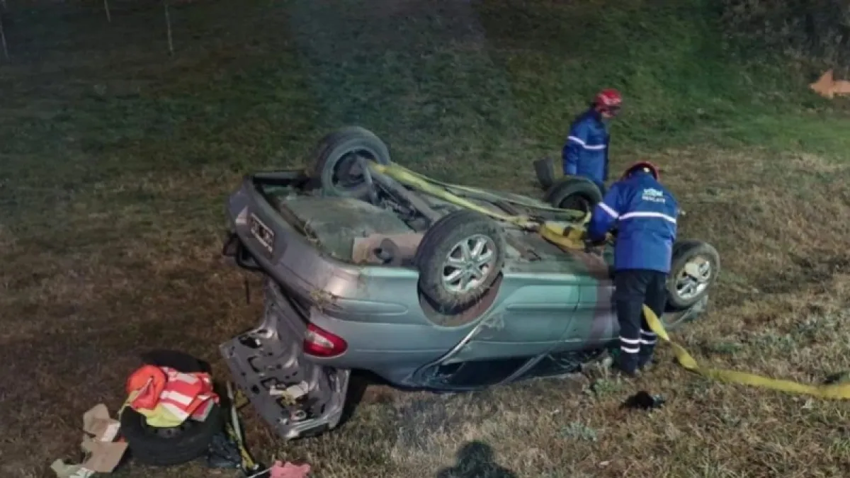 Se durmió mientras conducía y volcó al regresar de su trabajo en Córdoba