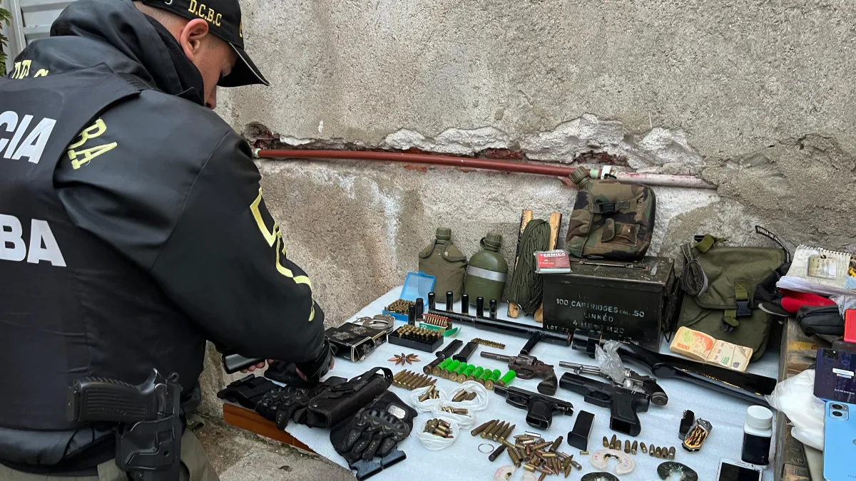 Desarticularon una banda delictiva que tenía un arsenal y más de 300 cubiertas robadas