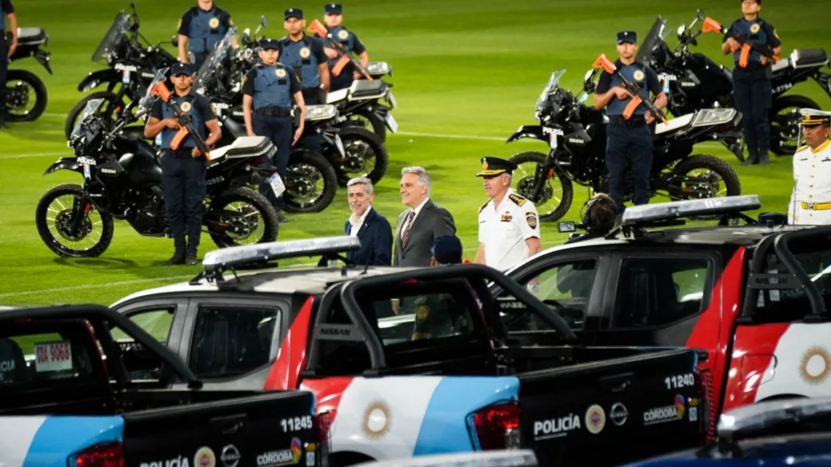 Llaryora hizo entrega de 400 camionetas para reforzar la flota policial