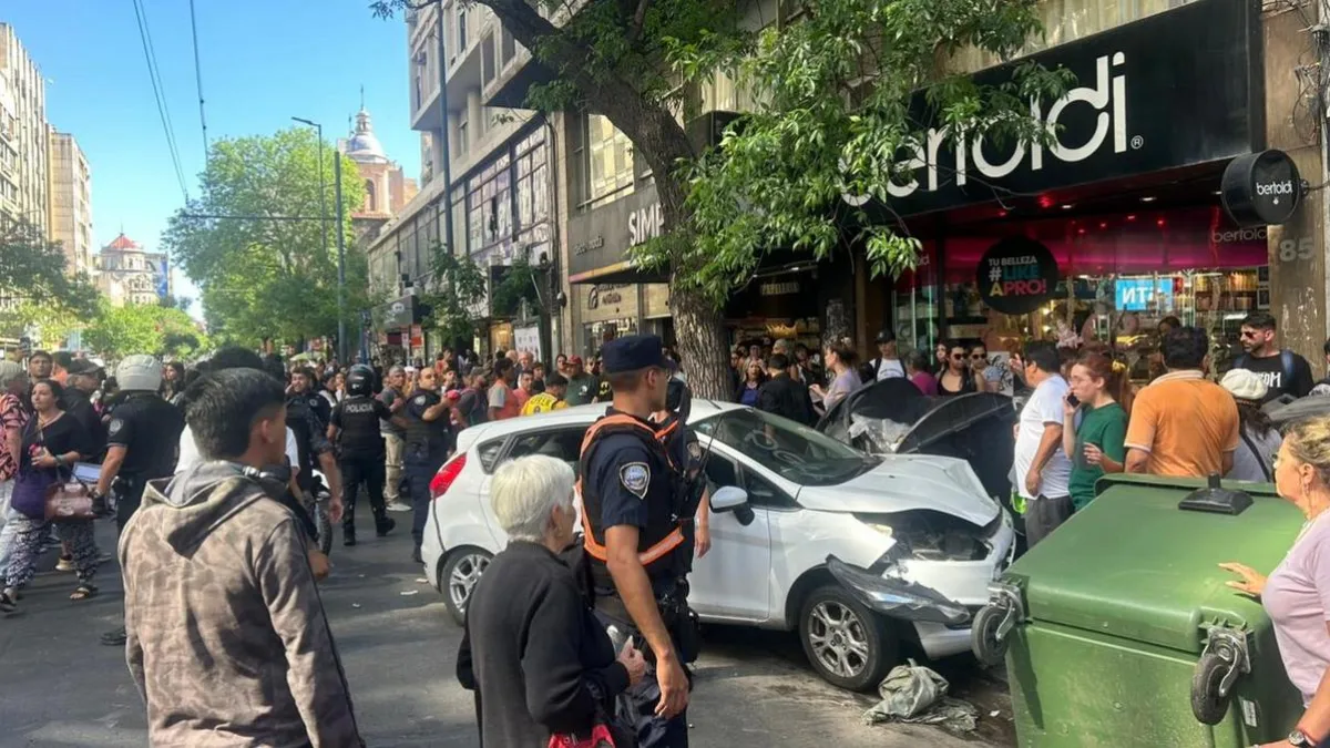 Un auto embistió a varias personas en el Centro