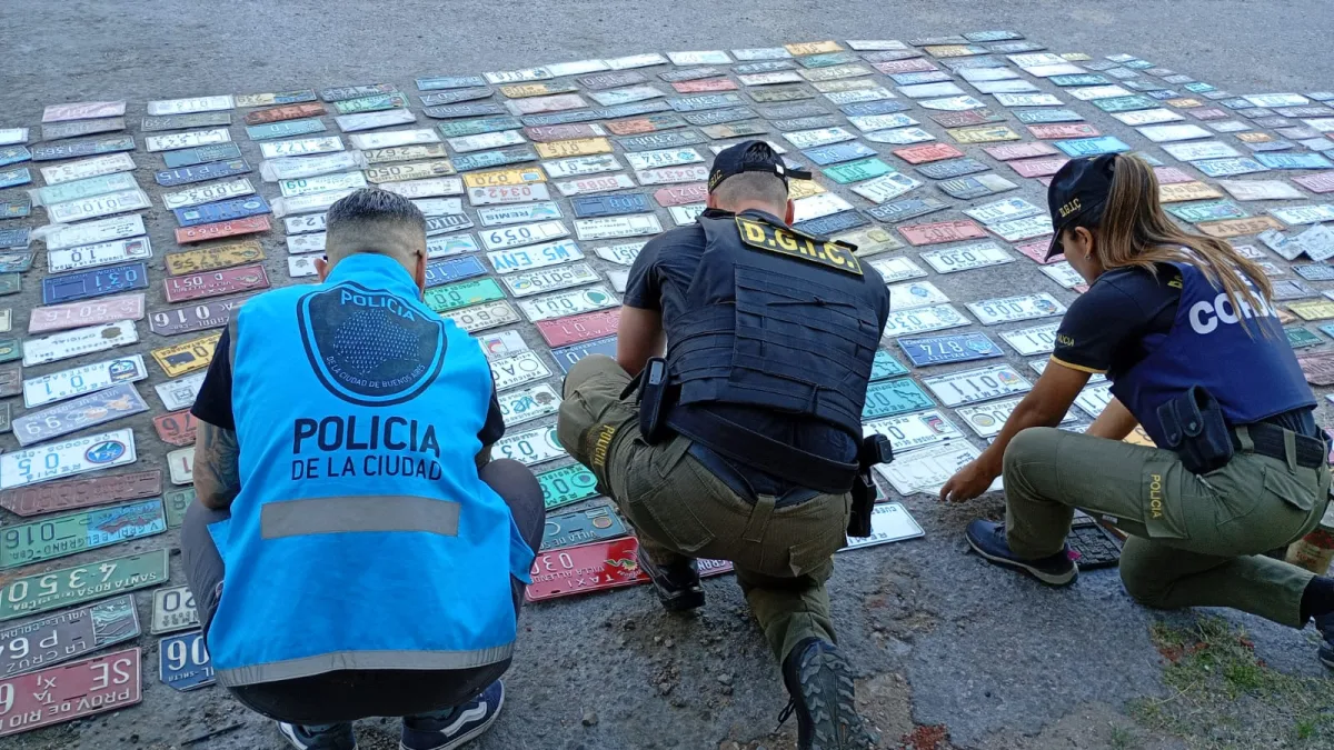 Desbarataron una banda que falsificaba patentes y las comercializaba