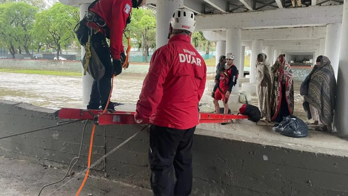 Rescataron a cinco personas que quedaron atrapadas bajo el Puente Olmos por la crecida