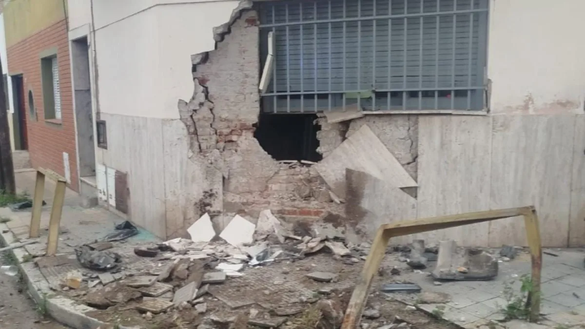 Un joven perdió el control de su vehículo y colisionó contra una casa