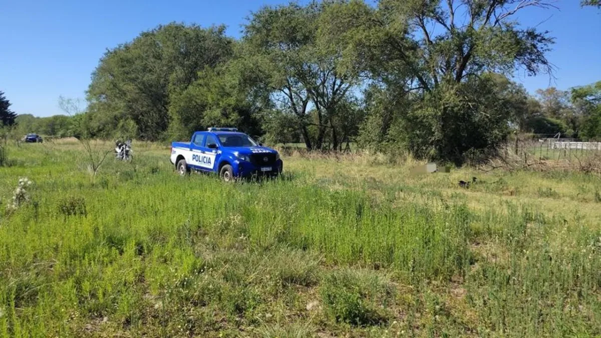 Encontraron a una mujer muerta en un camino rural y no descartan un femicidio