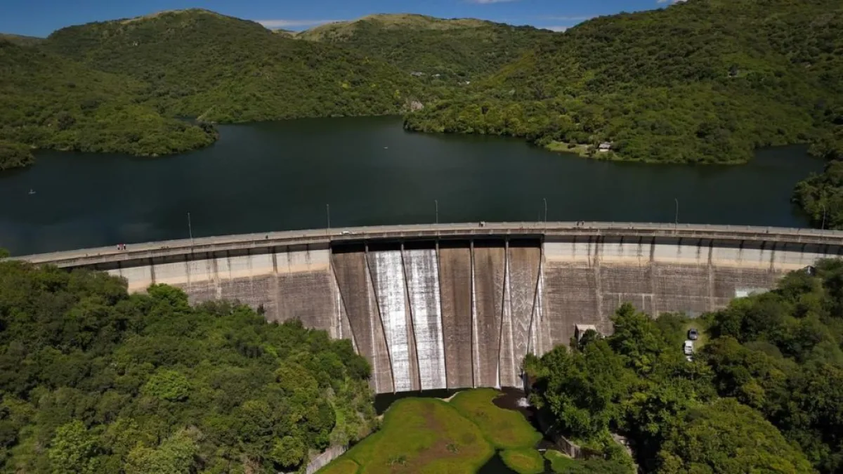 Abren una válvula del dique La Quebrada tras alcanzar la cota de vertedero