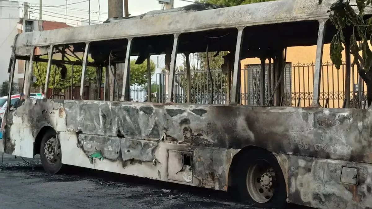Un colectivo de la línea 50 se incendió y dejó a los vecinos sin luz