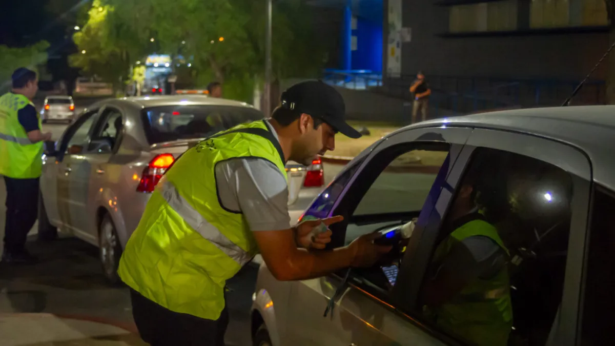 Controles nocturnos en el Parque Sarmiento: fiscalizaron 334 vehículos y decomisaron 425 botellas de alcohol