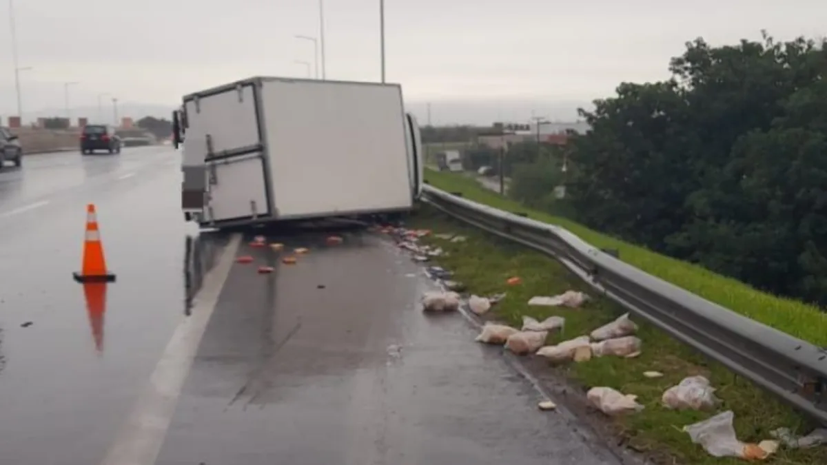 Volcó un camión en Circunvalación y el conductor sufrió lesiones