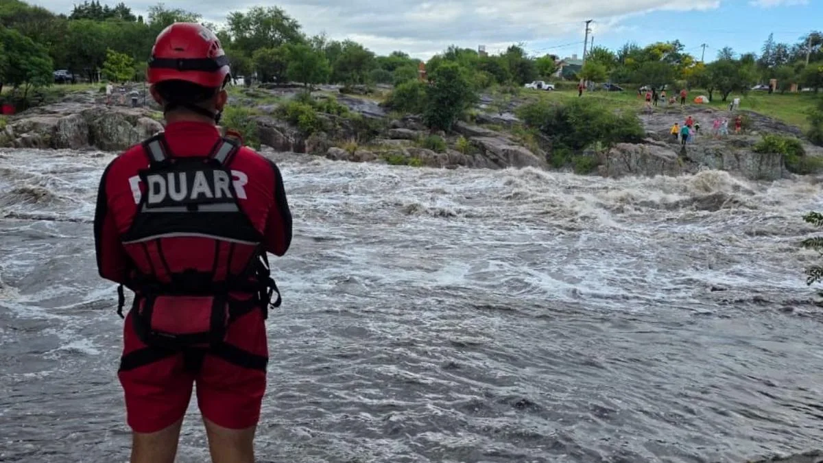 Importante crecida del río en Mina Clavero tras las lluvias