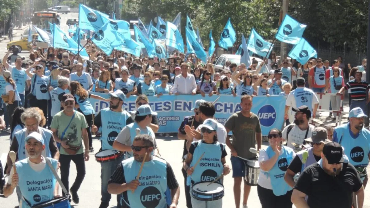 Docentes de Córdoba cumplen el segundo día de paro este jueves