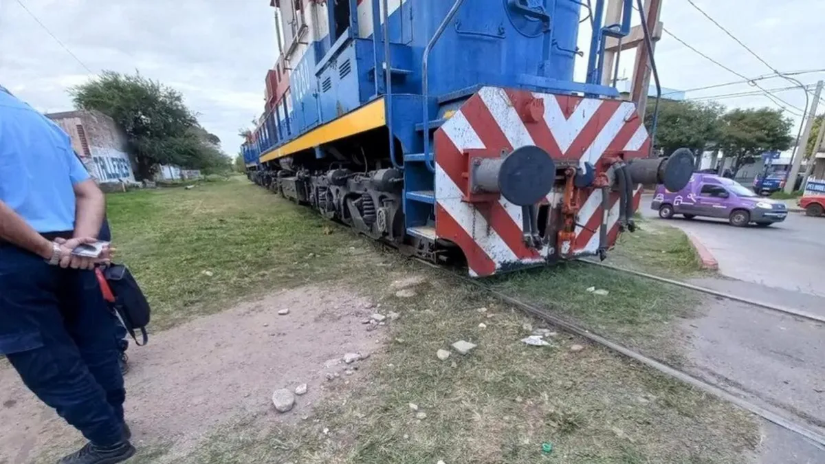 Un hombre fue embestido por un tren y le amputaron una pierna