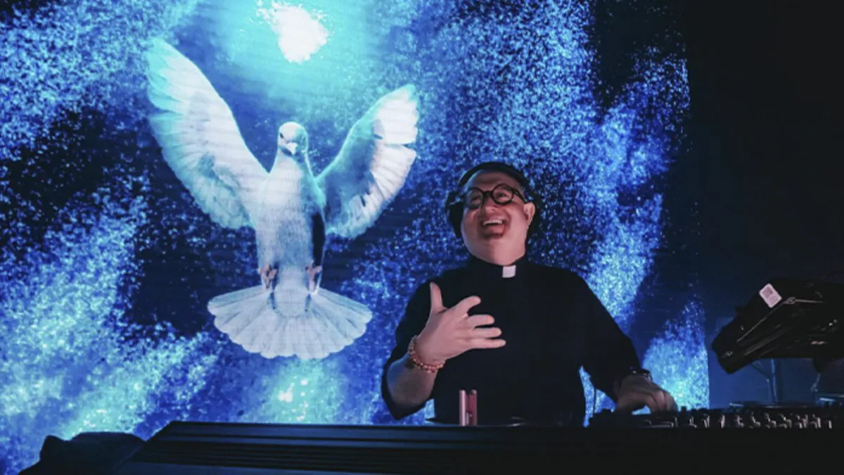El cura DJ hizo vibrar Plaza de Mayo en homenaje al Papa Francisco