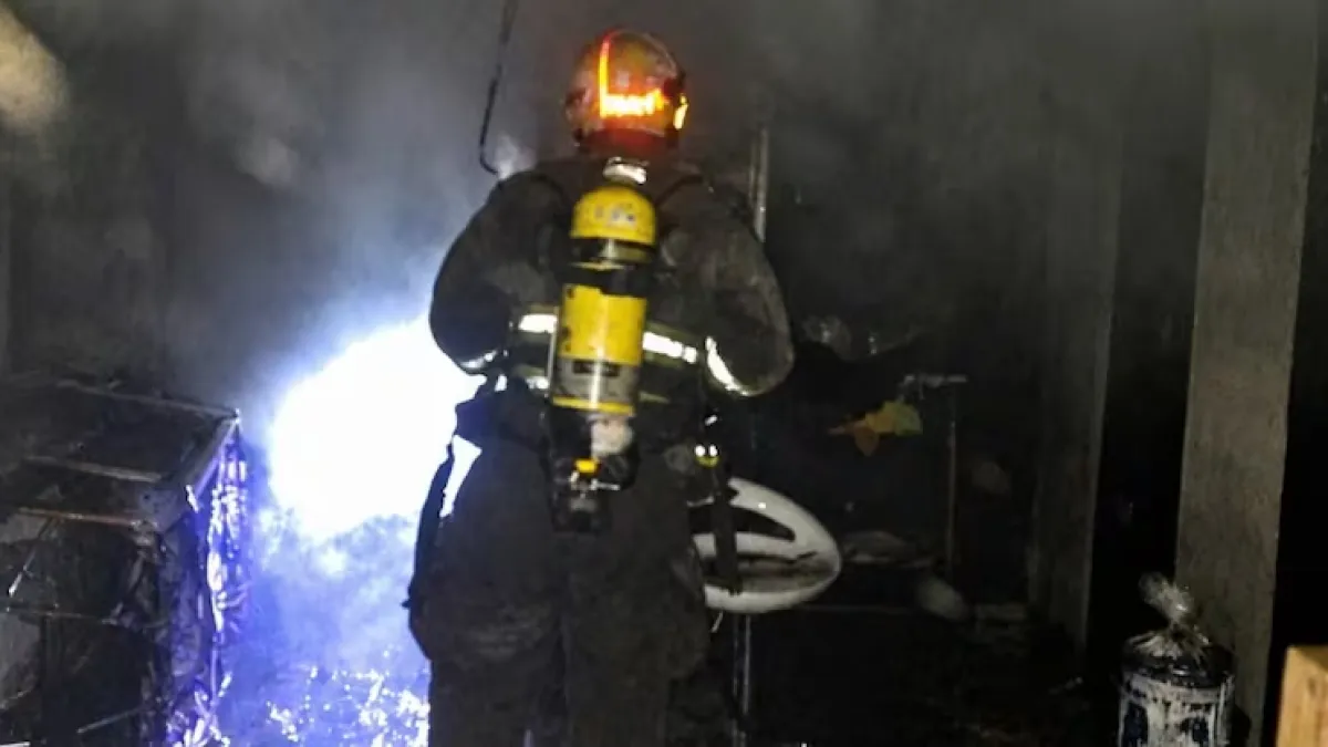 Voraz incendio en un local de barrio Autódromo: un joven sufrió quemaduras