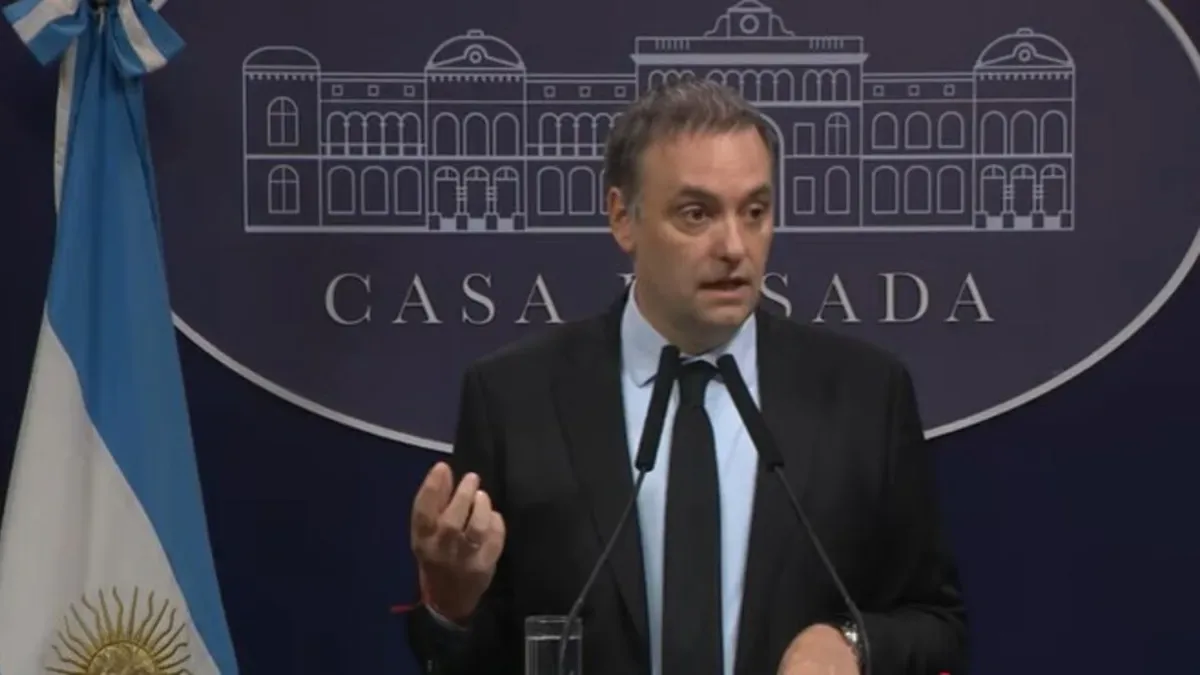 Manuel Adorni presentó su declaración jurada: "Ahorramos en negro, como todos los argentinos"