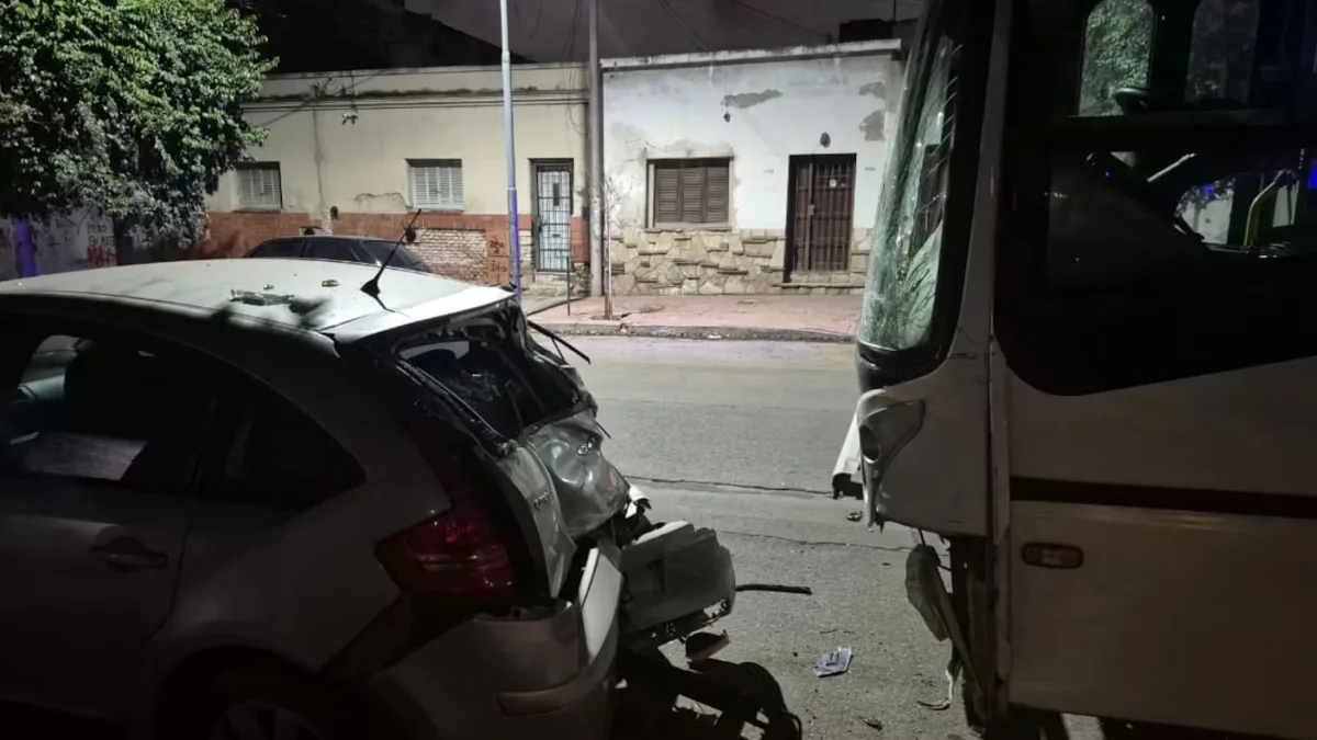 Un chofer se descompensó mientras conducía y chocó contra dos vehículos