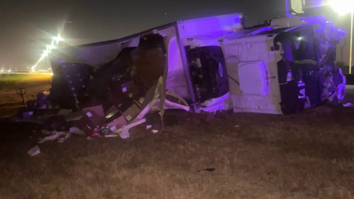 Un camión volcó en la Variante Juárez Celman