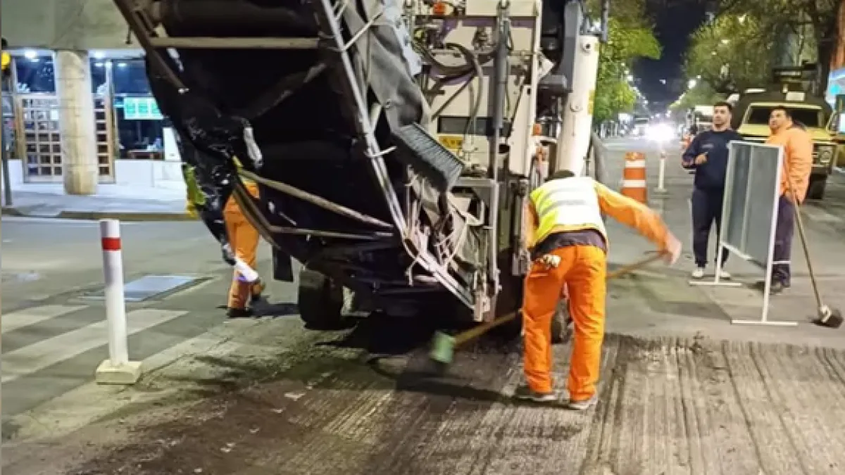 Córdoba: repavimentan de noche una avenida céntrica de cara a la visita del Papa