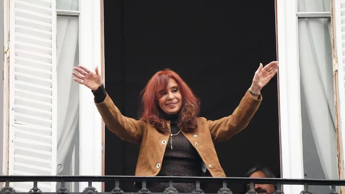 Día de la Lealtad: la militancia se reunió en la puerta de San José 1111 para celebrar junto a Cristina Kirchner