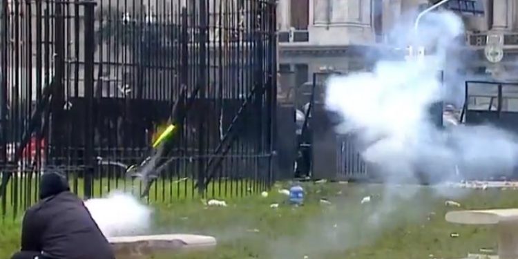 disturbios frente al Congreso