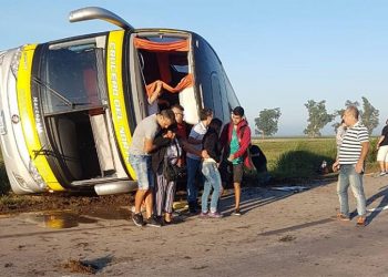 Volcó en Santa Fe un colectivo que venía a Córdoba